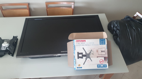 TV SAMSUNG 40" NAO É SMART COM SUPORTE ARTICULADO